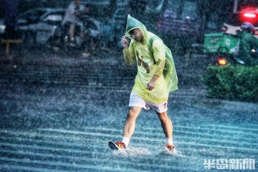 一秒天黑!刚刚,青岛发布暴雨红色预警!多地降水超100毫米…休闲区蓝鸢梦想 - Www.slyday.coM 一秒天黑!刚刚,青岛发布暴雨红色预警!多地降水超100毫米…休闲区蓝鸢梦想 - Www.slyday.coM