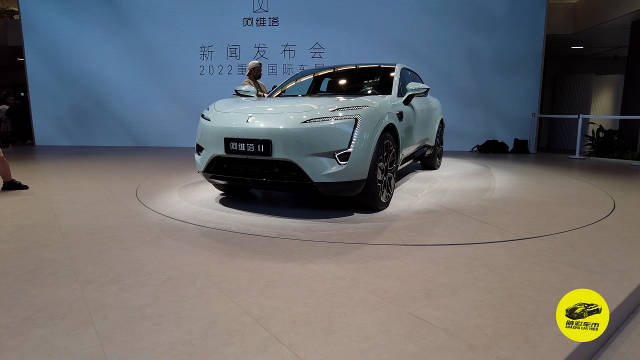 这个展台有点意思，情感智能生活街区主题布景……