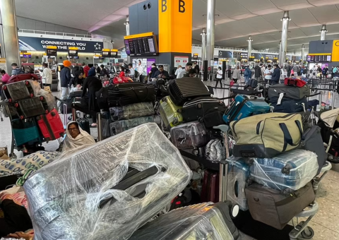英国最大机场行李堆积如山（图源：社交平台）