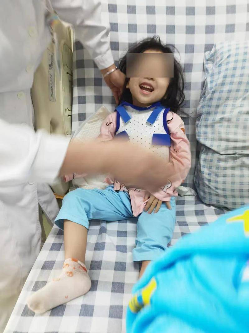 4岁女儿跛脚确诊脊椎结核可能高位截瘫 “90后”妈妈取骨救女休闲区蓝鸢梦想 - Www.slyday.coM 4岁女儿跛脚确诊脊椎结核可能高位截瘫 “90后”妈妈取骨救女休闲区蓝鸢梦想 - Www.slyday.coM