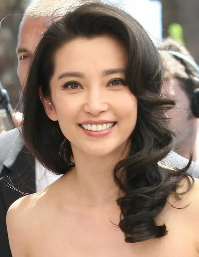 李冰冰录制央视香港回归晚会,打扮知性皮肤白,称怀念刘德华休闲区蓝鸢梦想 - Www.slyday.coM 李冰冰录制央视香港回归晚会,打扮知性皮肤白,称怀念刘德华休闲区蓝鸢梦想 - Www.slyday.coM