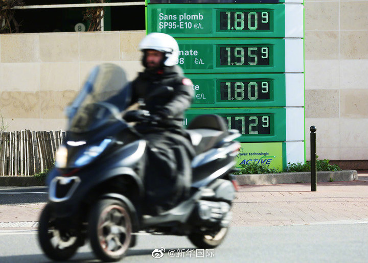推动环保 巴黎拟收取燃油摩托车停车费