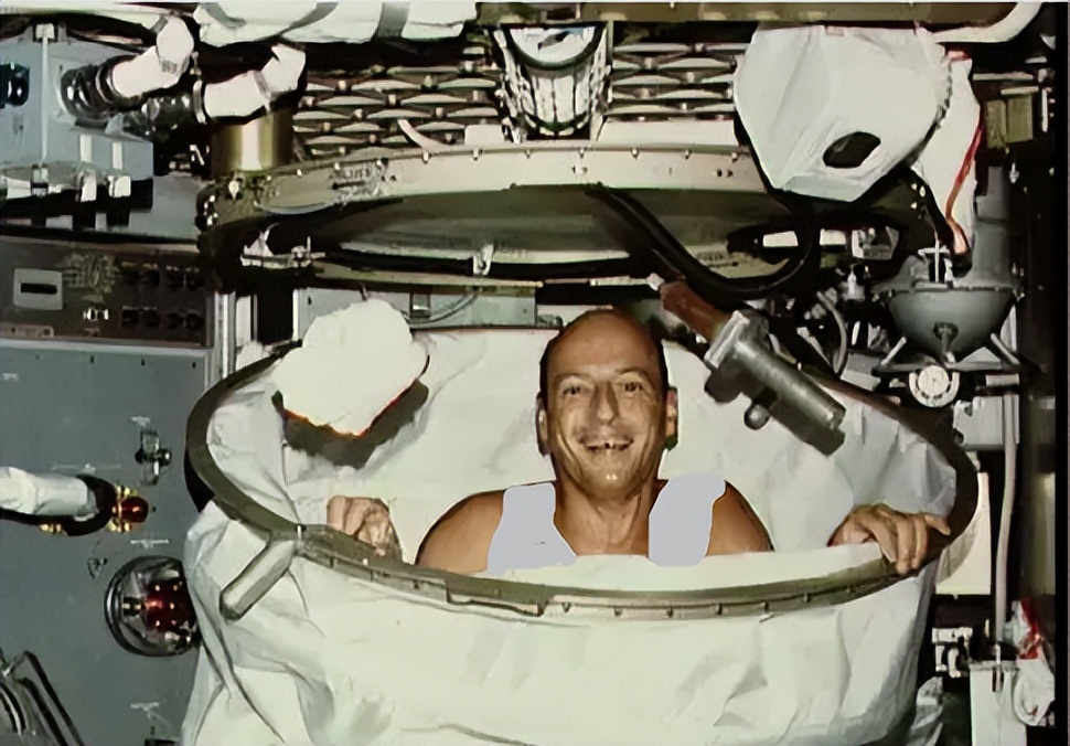 女航天员会发生逆行月经吗？航天员在空间站待6个月，如何洗澡？女航天员航天员空间站_新浪新闻