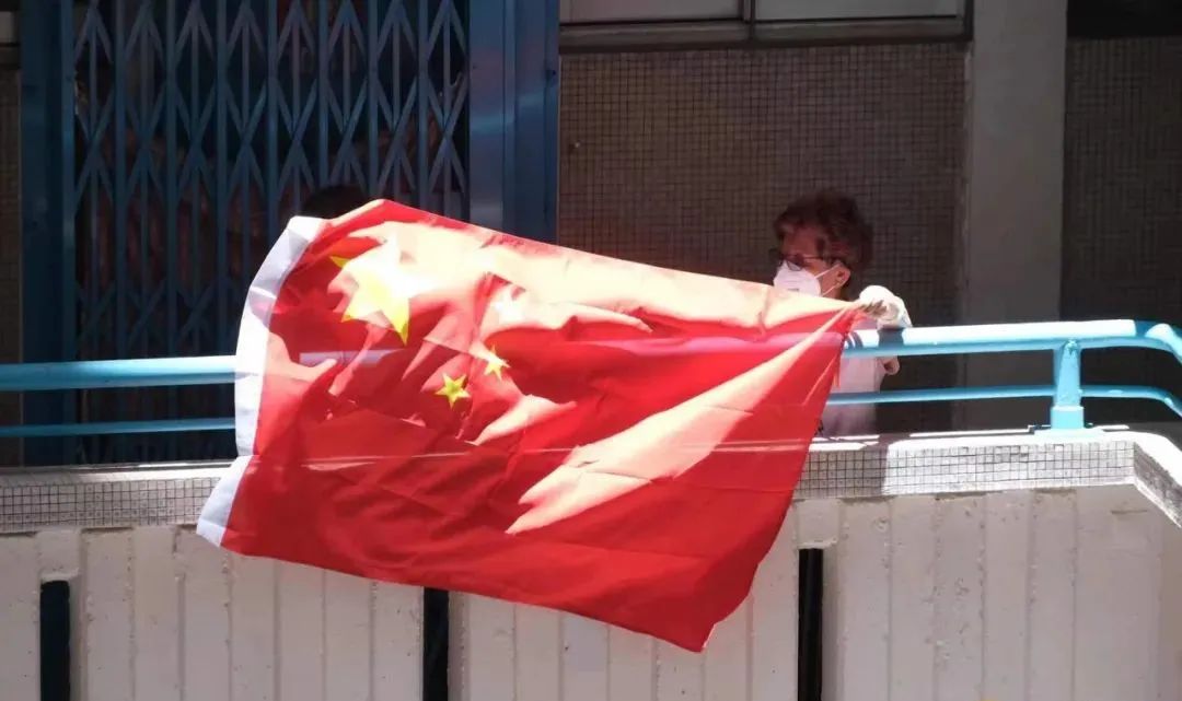 香港00后:“我一出生就是中国人”,25年过去了,如今的香港街头满眼中国红休闲区蓝鸢梦想 - Www.slyday.coM 香港00后:“我一出生就是中国人”,25年过去了,如今的香港街头满眼中国红休闲区蓝鸢梦想 - Www.slyday.coM