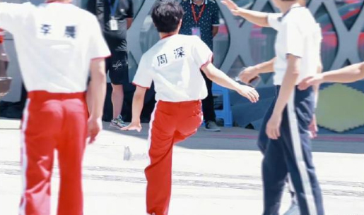 《奔跑吧》录制周深遇到刘畊宏就跳操,像是在对暗号来接头,太搞笑了休闲区蓝鸢梦想 - Www.slyday.coM 《奔跑吧》录制周深遇到刘畊宏就跳操,像是在对暗号来接头,太搞笑了休闲区蓝鸢梦想 - Www.slyday.coM