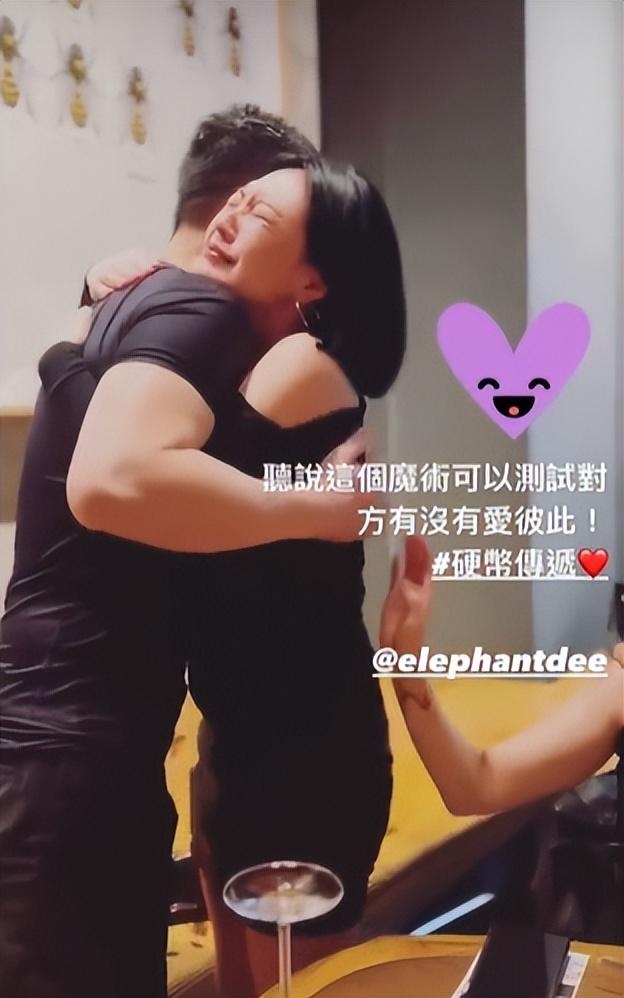 小S夫妇玩魔术测试爱情!两人大力拥抱好甜蜜,Mike胳膊肌肉粗壮休闲区蓝鸢梦想 - Www.slyday.coM 小S夫妇玩魔术测试爱情!两人大力拥抱好甜蜜,Mike胳膊肌肉粗壮休闲区蓝鸢梦想 - Www.slyday.coM