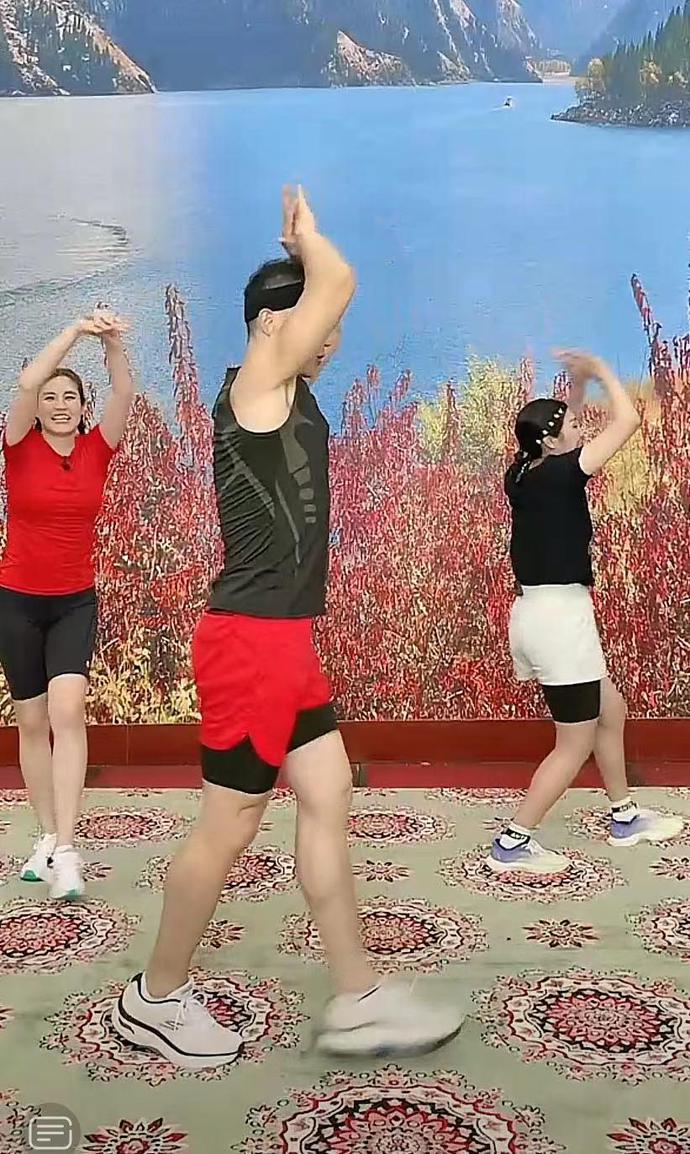 《奔跑吧》录制周深遇到刘畊宏就跳操,像是在对暗号来接头,太搞笑了休闲区蓝鸢梦想 - Www.slyday.coM 《奔跑吧》录制周深遇到刘畊宏就跳操,像是在对暗号来接头,太搞笑了休闲区蓝鸢梦想 - Www.slyday.coM