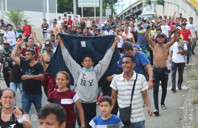 当地时间2022年5月9日，墨西哥恰帕斯州塔帕丘拉，大约200名移民准备搭乘移民大篷车启程前往美国。