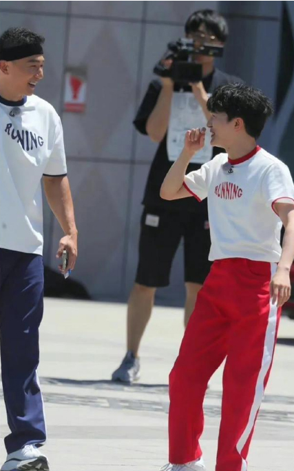 《奔跑吧》录制周深遇到刘畊宏就跳操,像是在对暗号来接头,太搞笑了休闲区蓝鸢梦想 - Www.slyday.coM 《奔跑吧》录制周深遇到刘畊宏就跳操,像是在对暗号来接头,太搞笑了休闲区蓝鸢梦想 - Www.slyday.coM