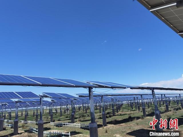 图为光伏实景图。 李洋 摄