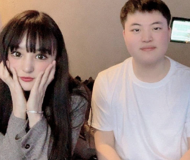 知名电竞冠军UZI官宣领证!女友长相精致似明星,因怀孕肚子巨大休闲区蓝鸢梦想 - Www.slyday.coM 知名电竞冠军UZI官宣领证!女友长相精致似明星,因怀孕肚子巨大休闲区蓝鸢梦想 - Www.slyday.coM