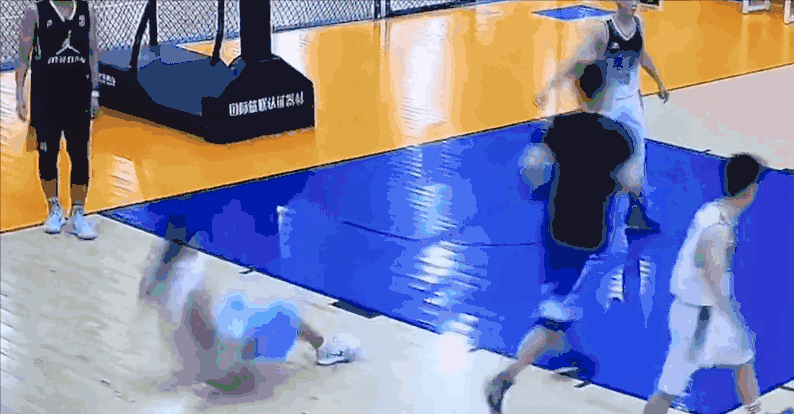 男子突然倒地球友用AED救回 这种急救法你会吗休闲区蓝鸢梦想 - Www.slyday.coM 男子突然倒地球友用AED救回 这种急救法你会吗休闲区蓝鸢梦想 - Www.slyday.coM