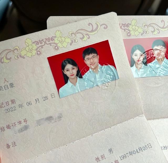 知名电竞冠军UZI官宣领证!女友长相精致似明星,因怀孕肚子巨大休闲区蓝鸢梦想 - Www.slyday.coM 知名电竞冠军UZI官宣领证!女友长相精致似明星,因怀孕肚子巨大休闲区蓝鸢梦想 - Www.slyday.coM