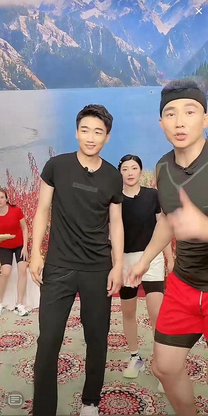 《奔跑吧》录制周深遇到刘畊宏就跳操,像是在对暗号来接头,太搞笑了休闲区蓝鸢梦想 - Www.slyday.coM 《奔跑吧》录制周深遇到刘畊宏就跳操,像是在对暗号来接头,太搞笑了休闲区蓝鸢梦想 - Www.slyday.coM