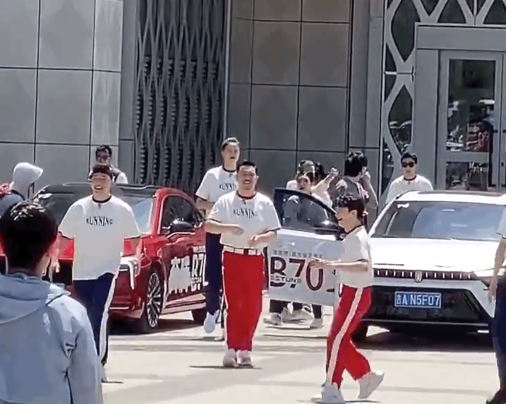 《奔跑吧》录制周深遇到刘畊宏就跳操,像是在对暗号来接头,太搞笑了休闲区蓝鸢梦想 - Www.slyday.coM 《奔跑吧》录制周深遇到刘畊宏就跳操,像是在对暗号来接头,太搞笑了休闲区蓝鸢梦想 - Www.slyday.coM