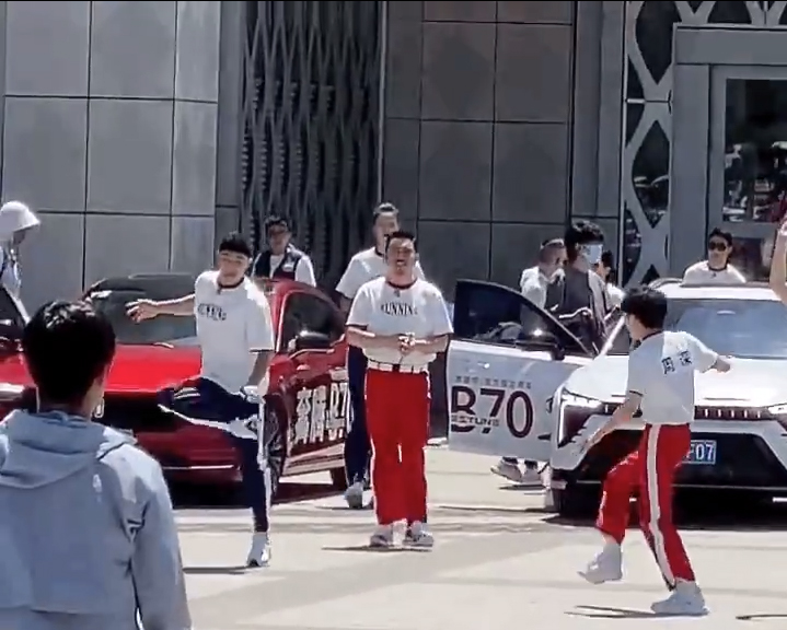 《奔跑吧》录制周深遇到刘畊宏就跳操,像是在对暗号来接头,太搞笑了休闲区蓝鸢梦想 - Www.slyday.coM 《奔跑吧》录制周深遇到刘畊宏就跳操,像是在对暗号来接头,太搞笑了休闲区蓝鸢梦想 - Www.slyday.coM