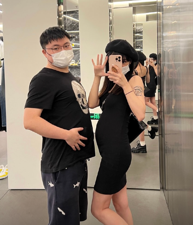 知名电竞冠军UZI官宣领证!女友长相精致似明星,因怀孕肚子巨大休闲区蓝鸢梦想 - Www.slyday.coM 知名电竞冠军UZI官宣领证!女友长相精致似明星,因怀孕肚子巨大休闲区蓝鸢梦想 - Www.slyday.coM