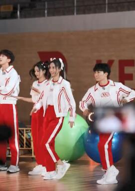 《奔跑吧》录制周深遇到刘畊宏就跳操,像是在对暗号来接头,太搞笑了休闲区蓝鸢梦想 - Www.slyday.coM 《奔跑吧》录制周深遇到刘畊宏就跳操,像是在对暗号来接头,太搞笑了休闲区蓝鸢梦想 - Www.slyday.coM