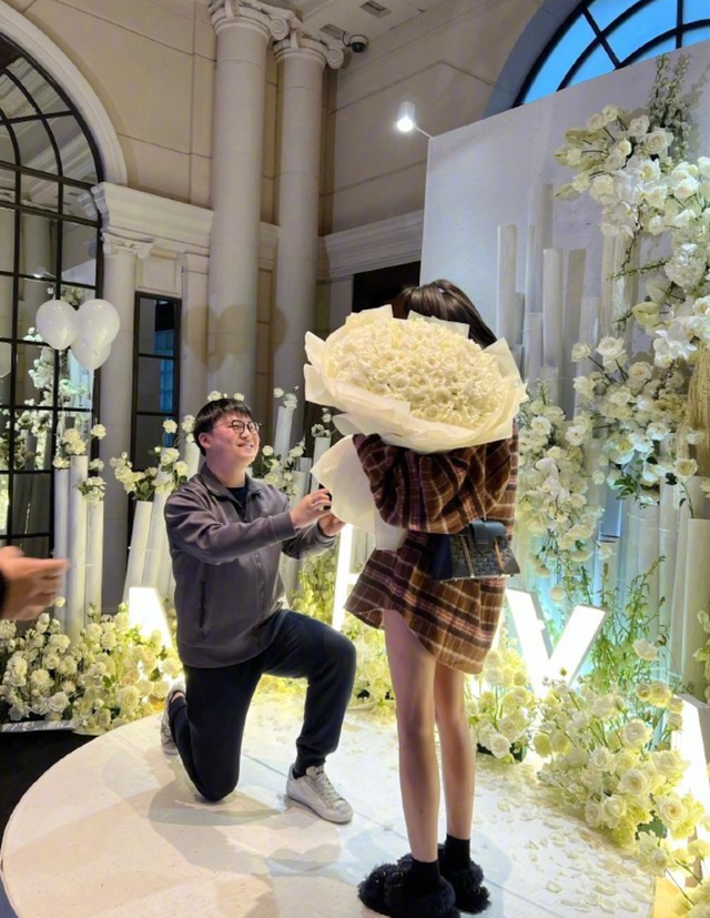 知名电竞冠军UZI官宣领证!女友长相精致似明星,因怀孕肚子巨大休闲区蓝鸢梦想 - Www.slyday.coM 知名电竞冠军UZI官宣领证!女友长相精致似明星,因怀孕肚子巨大休闲区蓝鸢梦想 - Www.slyday.coM