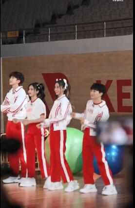 《奔跑吧》录制周深遇到刘畊宏就跳操,像是在对暗号来接头,太搞笑了休闲区蓝鸢梦想 - Www.slyday.coM 《奔跑吧》录制周深遇到刘畊宏就跳操,像是在对暗号来接头,太搞笑了休闲区蓝鸢梦想 - Www.slyday.coM