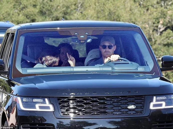 报复心太强了,梅根哈里从英国回来不到1个月,就去了奥普拉家中休闲区蓝鸢梦想 - Www.slyday.coM 报复心太强了,梅根哈里从英国回来不到1个月,就去了奥普拉家中休闲区蓝鸢梦想 - Www.slyday.coM