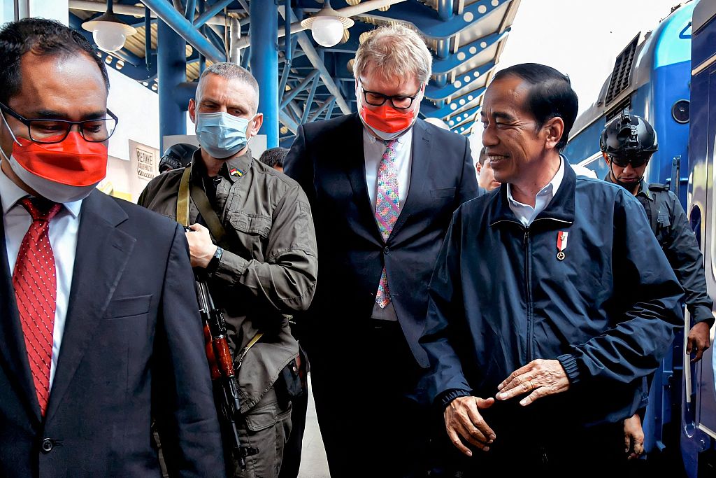 当地时间2022年6月29日，乌克兰基辅，印尼总统佐科·维多多(前右)在抵达后与助手和陪同军事人员散步，随后与乌克兰总统泽连斯基会面。人民视觉 图