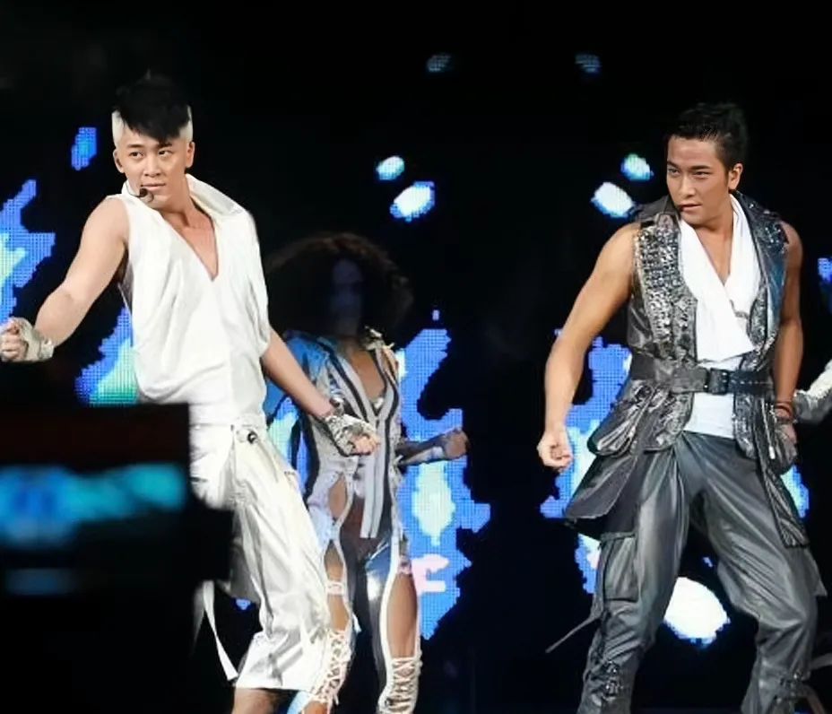 林峯、吴卓羲“双龙合体”,强势参战《披荆斩棘》,黄宗泽忙住“开片”无缘做“哥哥”!休闲区蓝鸢梦想 - Www.slyday.coM 林峯、吴卓羲“双龙合体”,强势参战《披荆斩棘》,黄宗泽忙住“开片”无缘做“哥哥”!休闲区蓝鸢梦想 - Www.slyday.coM