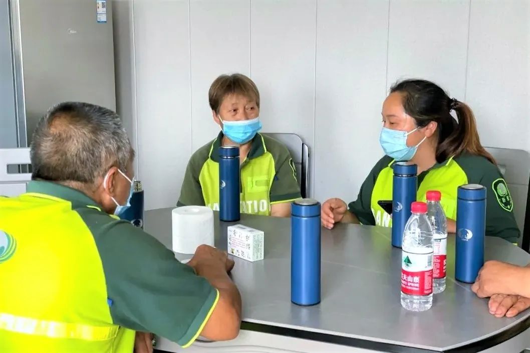 气温突破35℃!成都调整环卫工人作业时间休闲区蓝鸢梦想 - Www.slyday.coM 气温突破35℃!成都调整环卫工人作业时间休闲区蓝鸢梦想 - Www.slyday.coM