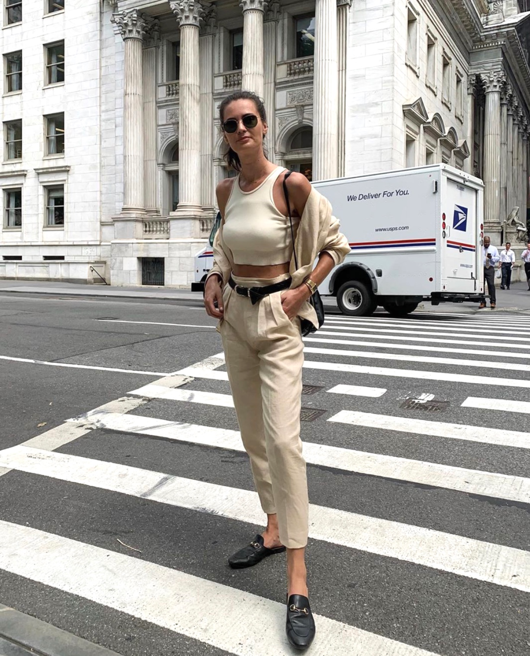 别只知道穿阔腿裤了!今夏流行的“奶奶裤”才是时髦又百搭!休闲区蓝鸢梦想 - Www.slyday.coM 别只知道穿阔腿裤了!今夏流行的“奶奶裤”才是时髦又百搭!休闲区蓝鸢梦想 - Www.slyday.coM