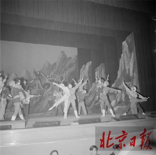 1958年,一个日本芭蕾舞团访华,演出了《白毛女》休闲区蓝鸢梦想 - Www.slyday.coM 1958年,一个日本芭蕾舞团访华,演出了《白毛女》休闲区蓝鸢梦想 - Www.slyday.coM