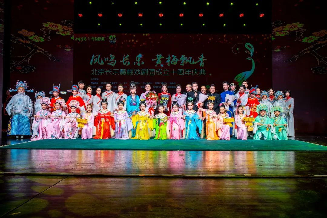 为了不让演员饿肚子,她靠抖音直播撑起整个剧团休闲区蓝鸢梦想 - Www.slyday.coM 为了不让演员饿肚子,她靠抖音直播撑起整个剧团休闲区蓝鸢梦想 - Www.slyday.coM