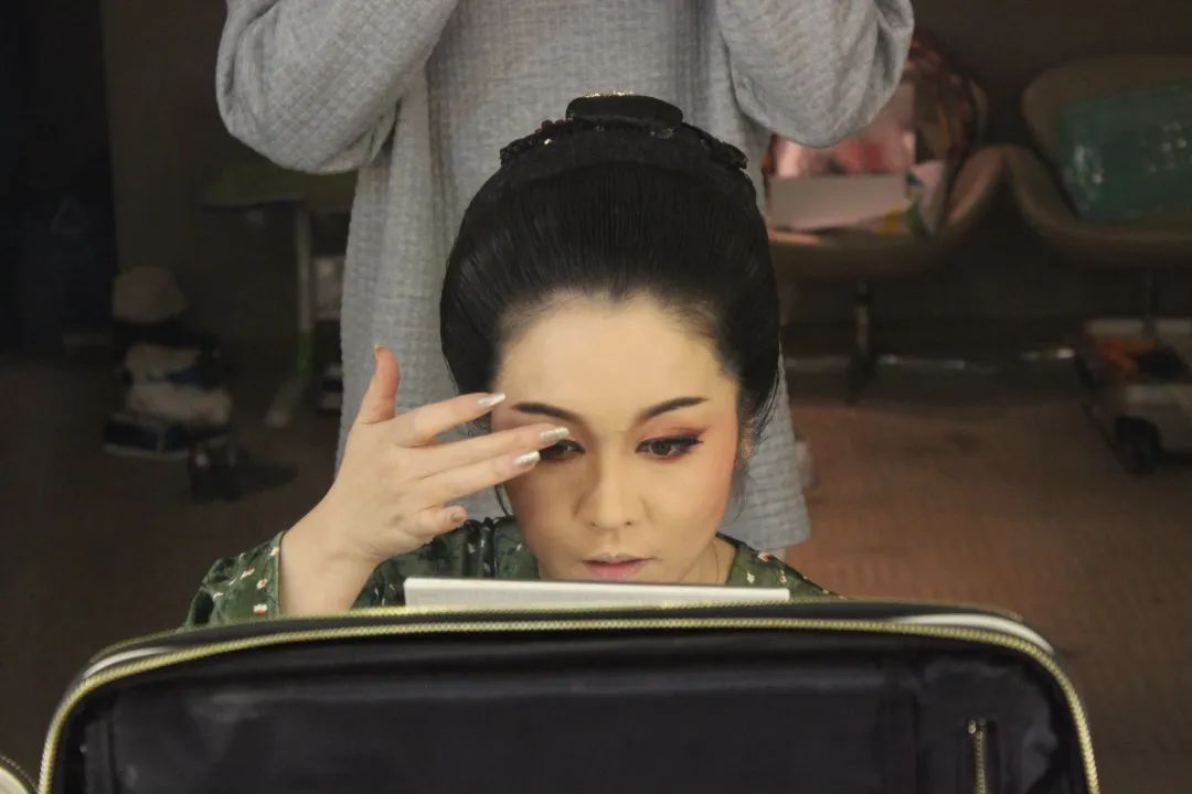 为了不让演员饿肚子,她靠抖音直播撑起整个剧团休闲区蓝鸢梦想 - Www.slyday.coM 为了不让演员饿肚子,她靠抖音直播撑起整个剧团休闲区蓝鸢梦想 - Www.slyday.coM