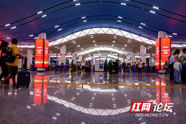 上车!踏上长沙地铁6号线的首趟列车,看看这条线到底有多洋气休闲区蓝鸢梦想 - Www.slyday.coM 上车!踏上长沙地铁6号线的首趟列车,看看这条线到底有多洋气休闲区蓝鸢梦想 - Www.slyday.coM