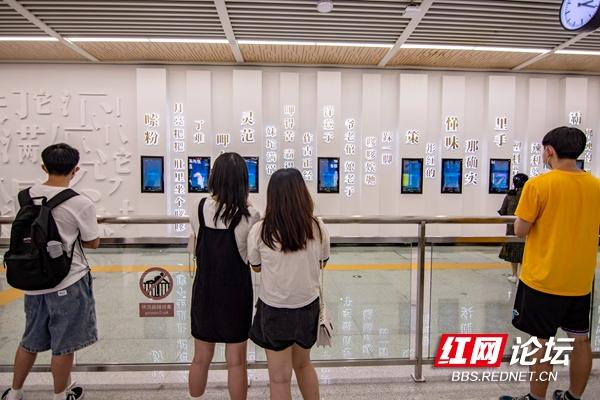 上车!踏上长沙地铁6号线的首趟列车,看看这条线到底有多洋气休闲区蓝鸢梦想 - Www.slyday.coM 上车!踏上长沙地铁6号线的首趟列车,看看这条线到底有多洋气休闲区蓝鸢梦想 - Www.slyday.coM