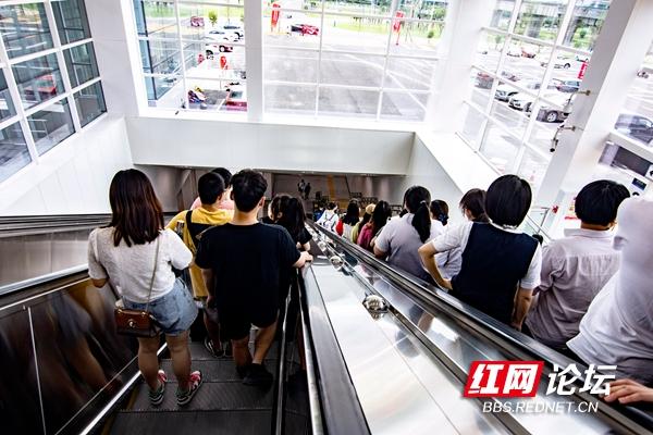 上车!踏上长沙地铁6号线的首趟列车,看看这条线到底有多洋气休闲区蓝鸢梦想 - Www.slyday.coM 上车!踏上长沙地铁6号线的首趟列车,看看这条线到底有多洋气休闲区蓝鸢梦想 - Www.slyday.coM