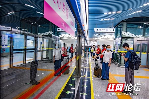 上车!踏上长沙地铁6号线的首趟列车,看看这条线到底有多洋气休闲区蓝鸢梦想 - Www.slyday.coM 上车!踏上长沙地铁6号线的首趟列车,看看这条线到底有多洋气休闲区蓝鸢梦想 - Www.slyday.coM