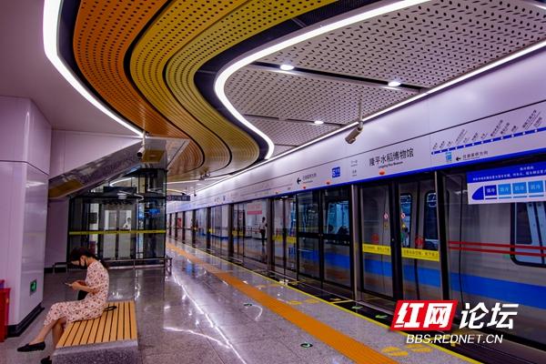 上车!踏上长沙地铁6号线的首趟列车,看看这条线到底有多洋气休闲区蓝鸢梦想 - Www.slyday.coM 上车!踏上长沙地铁6号线的首趟列车,看看这条线到底有多洋气休闲区蓝鸢梦想 - Www.slyday.coM