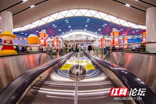 上车!踏上长沙地铁6号线的首趟列车,看看这条线到底有多洋气休闲区蓝鸢梦想 - Www.slyday.coM 上车!踏上长沙地铁6号线的首趟列车,看看这条线到底有多洋气休闲区蓝鸢梦想 - Www.slyday.coM