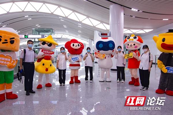 上车!踏上长沙地铁6号线的首趟列车,看看这条线到底有多洋气休闲区蓝鸢梦想 - Www.slyday.coM 上车!踏上长沙地铁6号线的首趟列车,看看这条线到底有多洋气休闲区蓝鸢梦想 - Www.slyday.coM