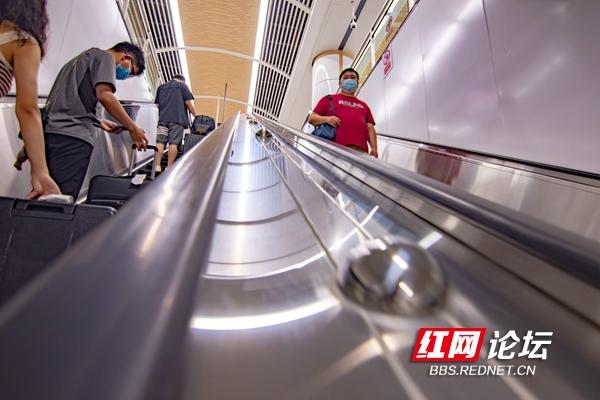 上车!踏上长沙地铁6号线的首趟列车,看看这条线到底有多洋气休闲区蓝鸢梦想 - Www.slyday.coM 上车!踏上长沙地铁6号线的首趟列车,看看这条线到底有多洋气休闲区蓝鸢梦想 - Www.slyday.coM