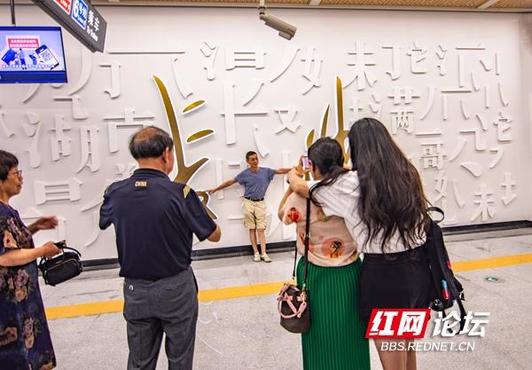 上车!踏上长沙地铁6号线的首趟列车,看看这条线到底有多洋气休闲区蓝鸢梦想 - Www.slyday.coM 上车!踏上长沙地铁6号线的首趟列车,看看这条线到底有多洋气休闲区蓝鸢梦想 - Www.slyday.coM