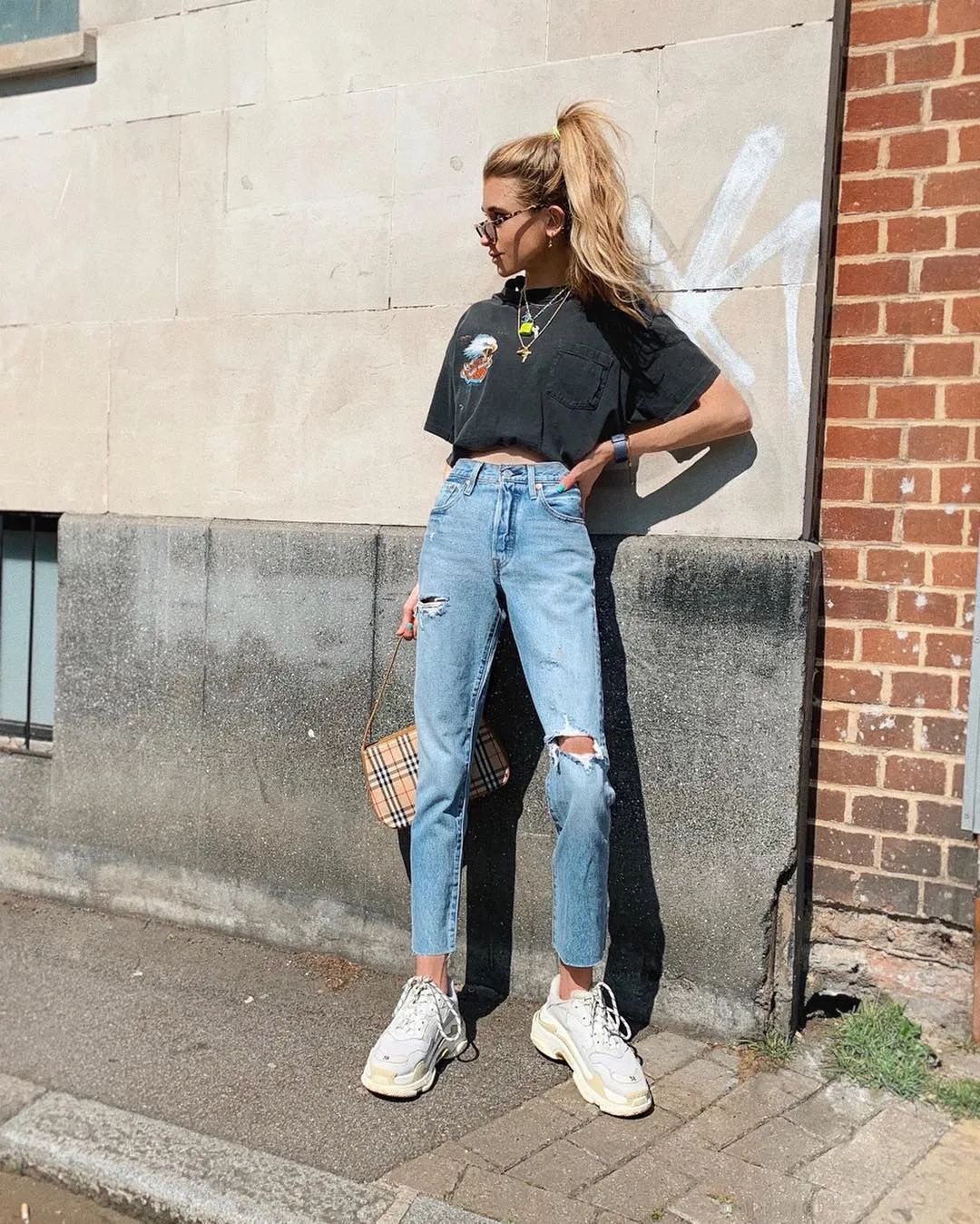 别只知道穿阔腿裤了!今夏流行的“奶奶裤”才是时髦又百搭!休闲区蓝鸢梦想 - Www.slyday.coM 别只知道穿阔腿裤了!今夏流行的“奶奶裤”才是时髦又百搭!休闲区蓝鸢梦想 - Www.slyday.coM