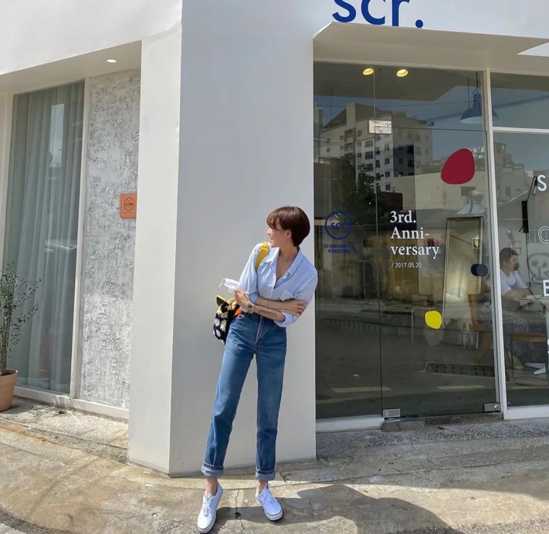 别只知道穿阔腿裤了!今夏流行的“奶奶裤”才是时髦又百搭!休闲区蓝鸢梦想 - Www.slyday.coM 别只知道穿阔腿裤了!今夏流行的“奶奶裤”才是时髦又百搭!休闲区蓝鸢梦想 - Www.slyday.coM