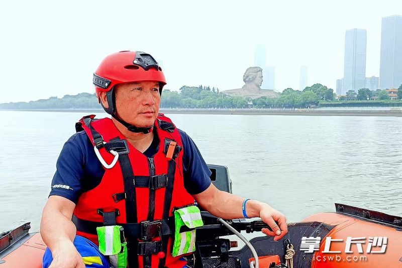 命悬一线!男子野泳时抽筋,长沙蓝天队员及时施救休闲区蓝鸢梦想 - Www.slyday.coM 命悬一线!男子野泳时抽筋,长沙蓝天队员及时施救休闲区蓝鸢梦想 - Www.slyday.coM