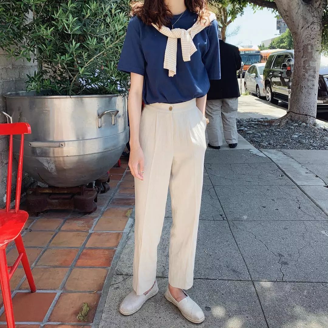 别只知道穿阔腿裤了!今夏流行的“奶奶裤”才是时髦又百搭!休闲区蓝鸢梦想 - Www.slyday.coM 别只知道穿阔腿裤了!今夏流行的“奶奶裤”才是时髦又百搭!休闲区蓝鸢梦想 - Www.slyday.coM