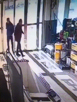 每日一笑:女生千万不要穿阔腿裤坐电动车!休闲区蓝鸢梦想 - Www.slyday.coM 每日一笑:女生千万不要穿阔腿裤坐电动车!休闲区蓝鸢梦想 - Www.slyday.coM