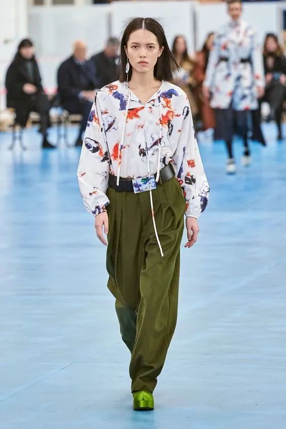 别只知道穿阔腿裤了!今夏流行的“奶奶裤”才是时髦又百搭!休闲区蓝鸢梦想 - Www.slyday.coM 别只知道穿阔腿裤了!今夏流行的“奶奶裤”才是时髦又百搭!休闲区蓝鸢梦想 - Www.slyday.coM