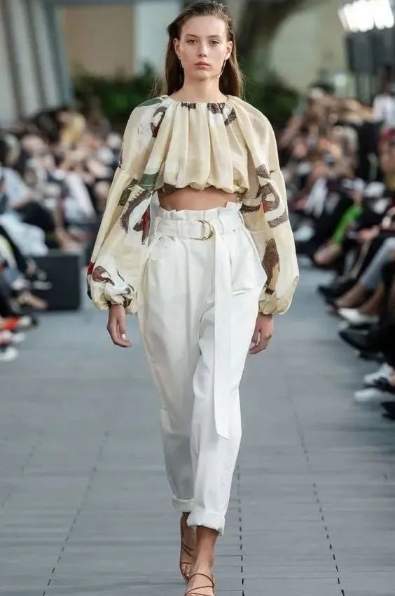 别只知道穿阔腿裤了!今夏流行的“奶奶裤”才是时髦又百搭!休闲区蓝鸢梦想 - Www.slyday.coM 别只知道穿阔腿裤了!今夏流行的“奶奶裤”才是时髦又百搭!休闲区蓝鸢梦想 - Www.slyday.coM