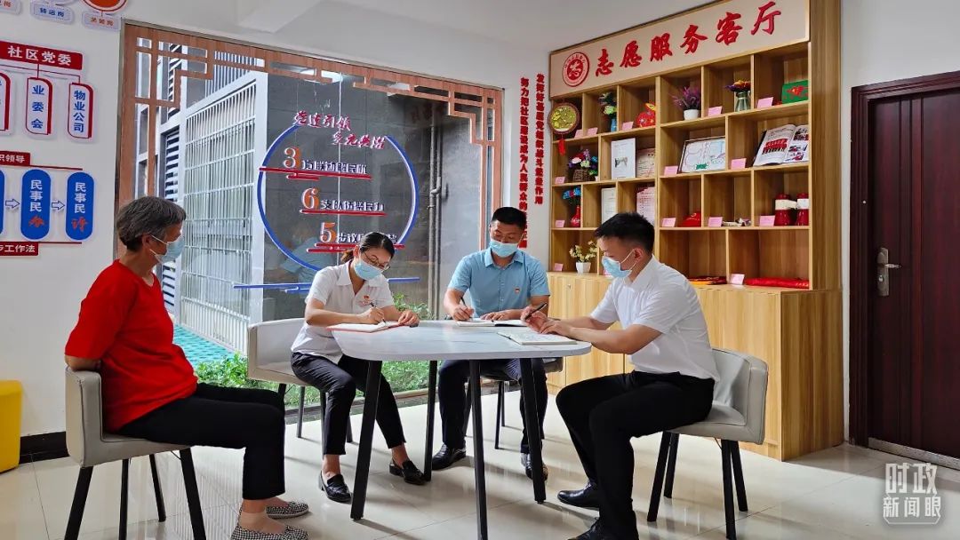 △智苑社区志愿服务客厅议事现场,右一为刘龙生。(总台央视记者杨立峰拍摄)