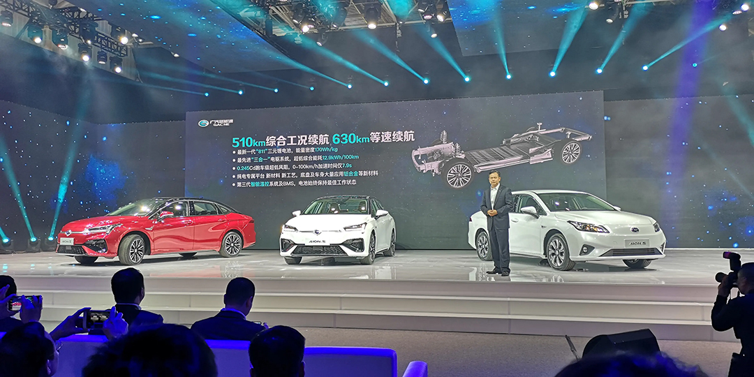 与国际接轨 重庆车展现场用黑布挡住维权群众休闲区蓝鸢梦想 - Www.slyday.coM 与国际接轨 重庆车展现场用黑布挡住维权群众休闲区蓝鸢梦想 - Www.slyday.coM